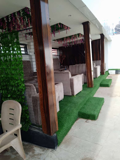 De PENTAGON Lounge restaurant exterior and interior view