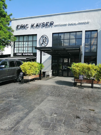 Eric Kayser - Victoria Island restaurant exterior and interior view