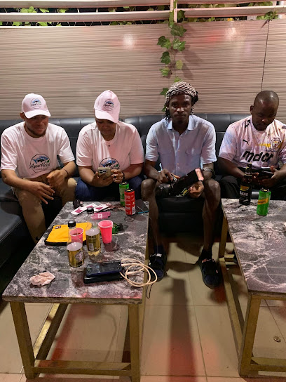 Kravyns Restaurant and Lounge restaurant exterior and interior view