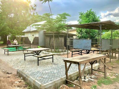 Le Mama Local Chops Inn restaurant exterior and interior view