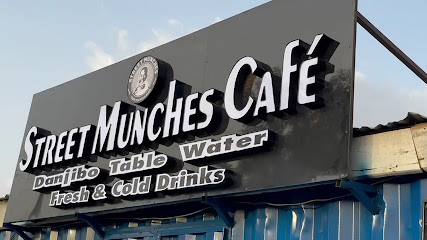 Street munches restaurant exterior and interior view